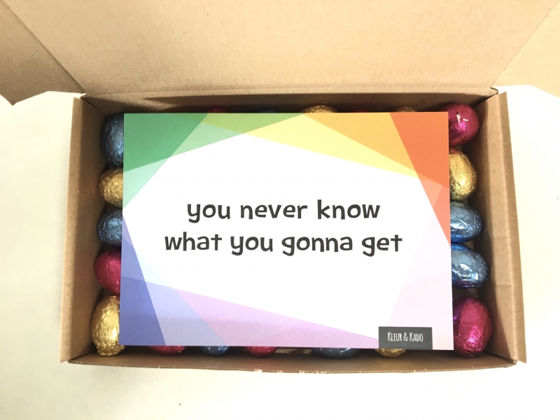 Brievenbuskado Life is like a box of colors
